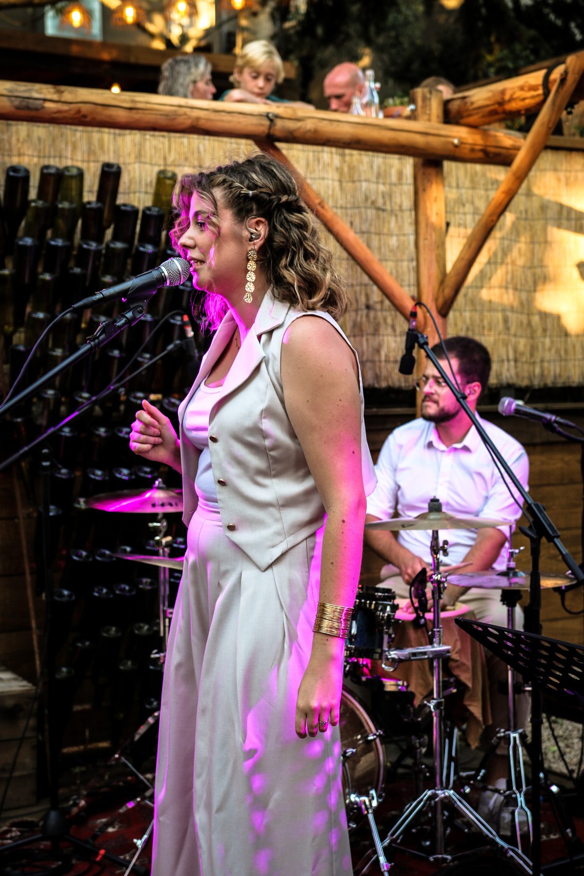 Chanteuse de Flashback en prestation
